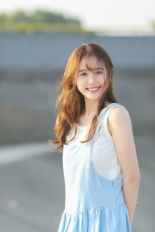 不扣纽扣的女孩